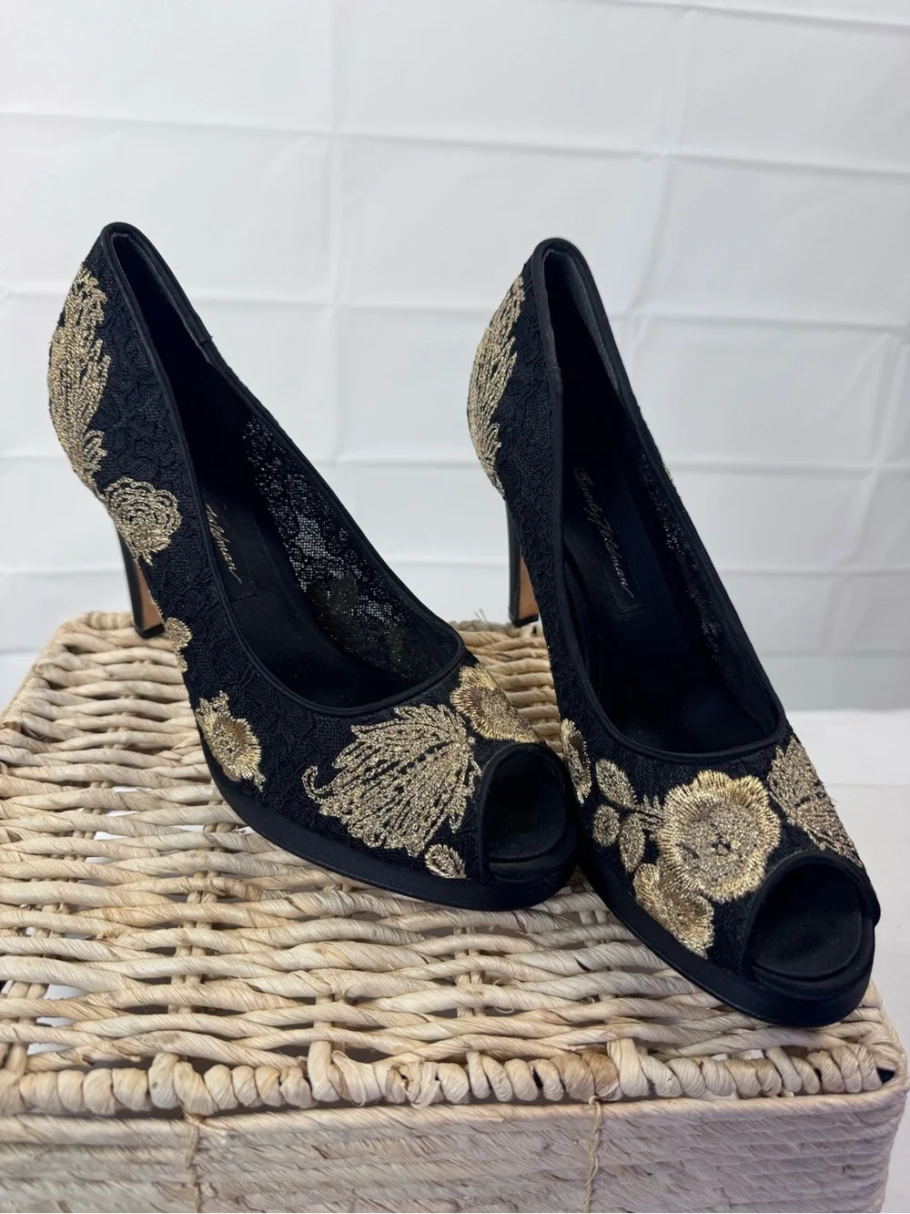 Beverly Feldman Black Gold Embroidered Lace Peep Toe Heels Size 7.5